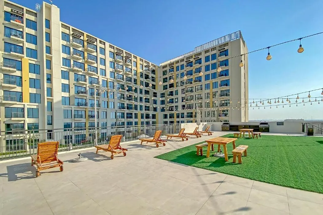 Modern 1-Bed Apartment With City Views Near Town Square Dubai 0*,